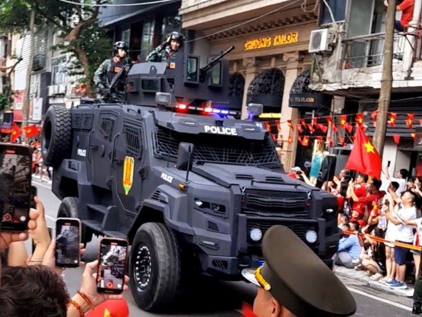 Dàn khí tài bánh lốp đi giữa lòng nhân dân trong buổi Tổng duyệt