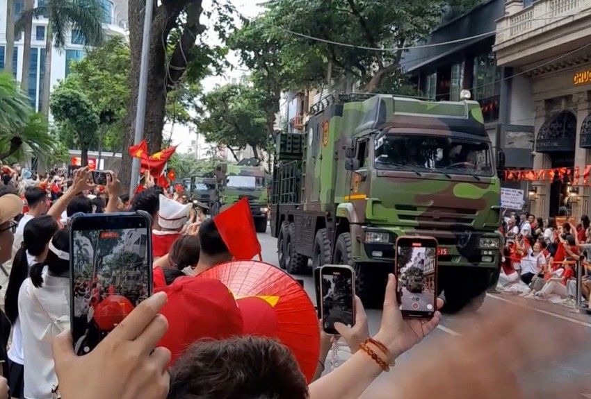 Dàn khí tài bánh lốp đi giữa lòng nhân dân trong buổi Tổng duyệt