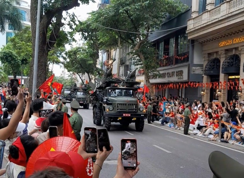 Dàn khí tài bánh lốp đi giữa lòng nhân dân trong buổi Tổng duyệt