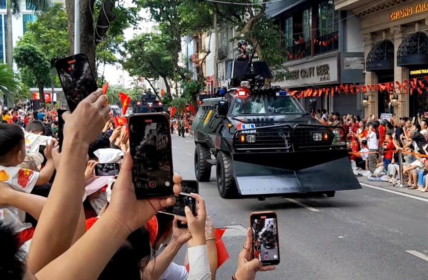 Dàn khí tài bánh lốp đi giữa lòng nhân dân trong buổi Tổng duyệt