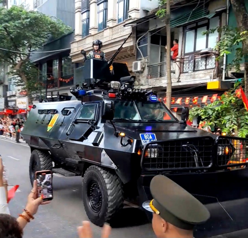 Dàn khí tài bánh lốp đi giữa lòng nhân dân trong buổi Tổng duyệt