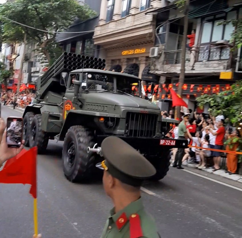 Dàn khí tài bánh lốp đi giữa lòng nhân dân trong buổi Tổng duyệt