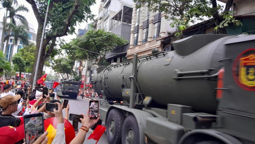 Dàn khí tài bánh lốp đi giữa lòng nhân dân trong buổi Tổng duyệt