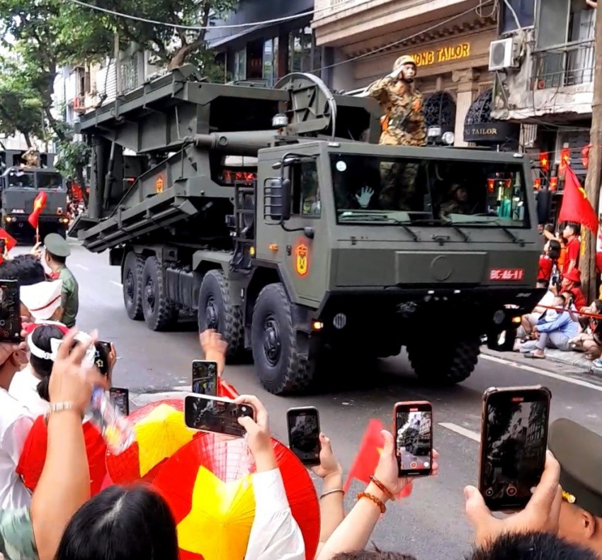 Dàn khí tài bánh lốp đi giữa lòng nhân dân trong buổi Tổng duyệt