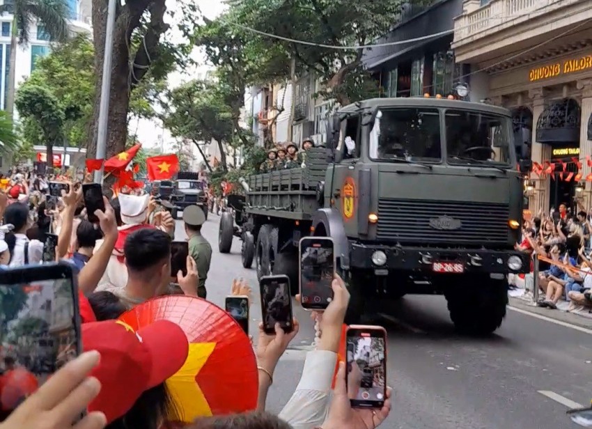Dàn khí tài bánh lốp đi giữa lòng nhân dân trong buổi Tổng duyệt
