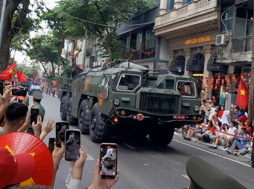 Dàn khí tài bánh lốp đi giữa lòng nhân dân trong buổi Tổng duyệt