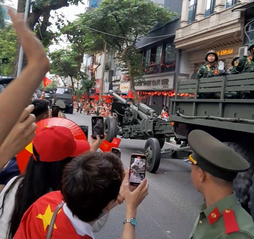 Dàn khí tài bánh lốp đi giữa lòng nhân dân trong buổi Tổng duyệt