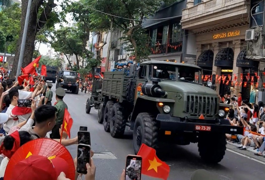 Dàn khí tài bánh lốp đi giữa lòng nhân dân trong buổi Tổng duyệt