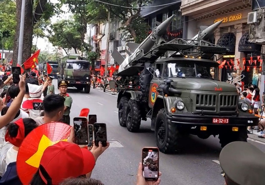 Dàn khí tài bánh lốp đi giữa lòng nhân dân trong buổi Tổng duyệt