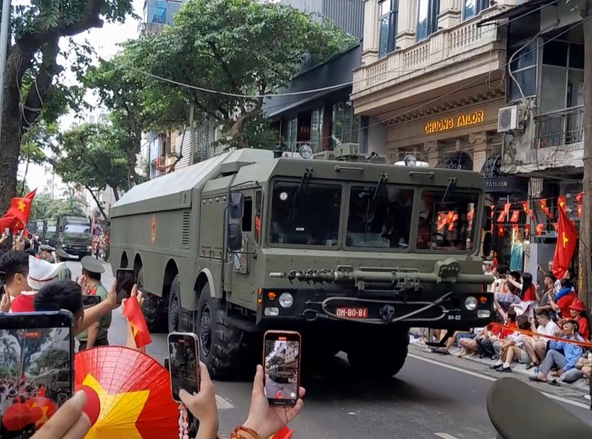 Dàn khí tài bánh lốp đi giữa lòng nhân dân trong buổi Tổng duyệt