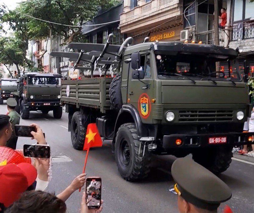 Dàn khí tài bánh lốp đi giữa lòng nhân dân trong buổi Tổng duyệt