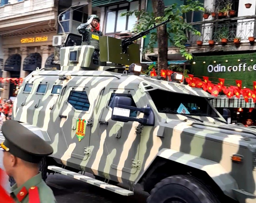 Dàn khí tài bánh lốp đi giữa lòng nhân dân trong buổi Tổng duyệt