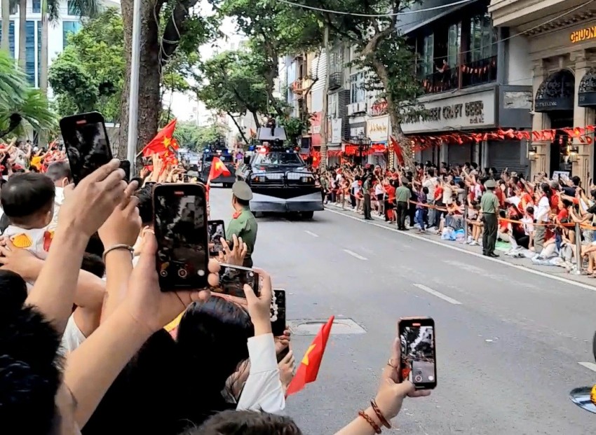 Dàn khí tài bánh lốp đi giữa lòng nhân dân trong buổi Tổng duyệt