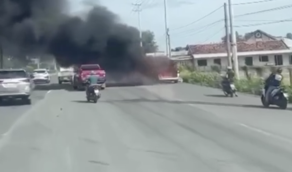 Điều tra vụ xe 16 chỗ bốc cháy dữ dội trên Quốc lộ 51