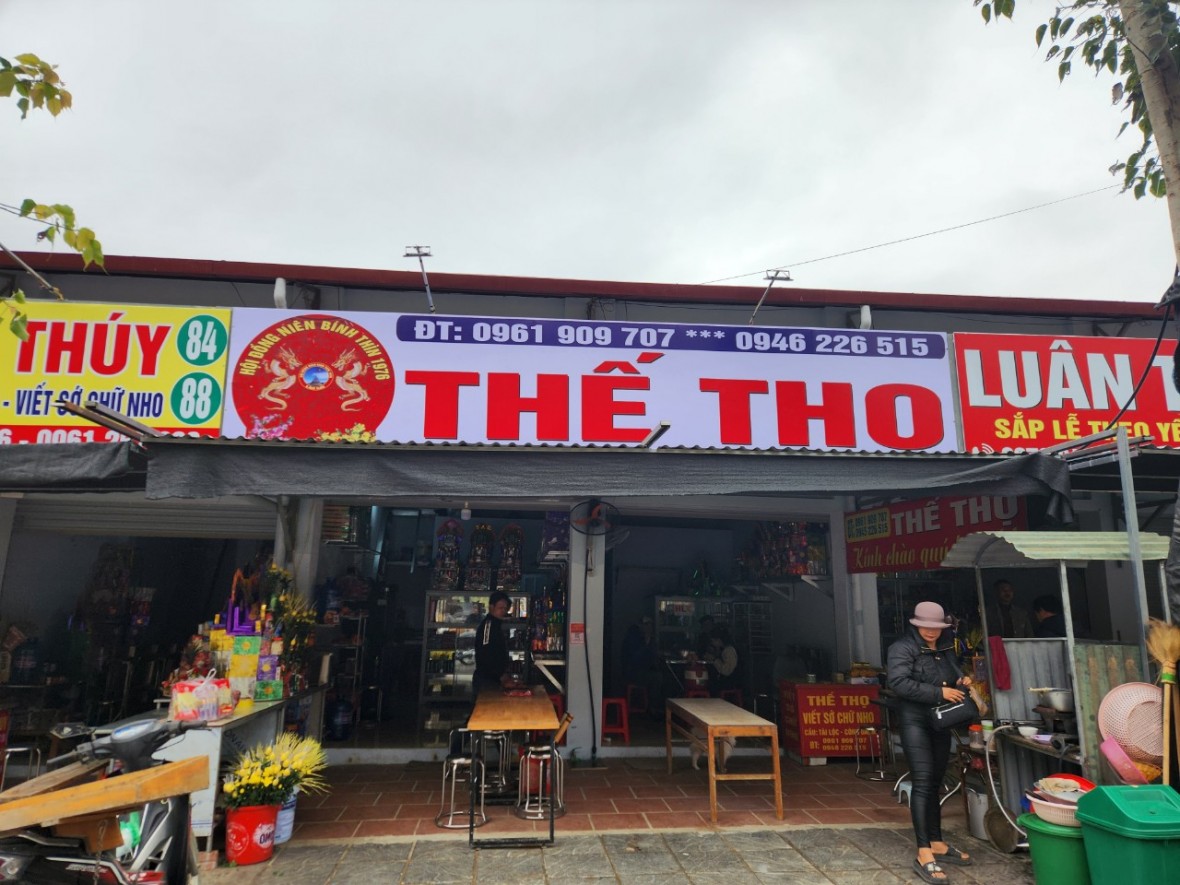 Người dân nườm nượp đến đền Quan Hoàng Bảy cầu tài lộc dịp tháng 7 Âm lịch