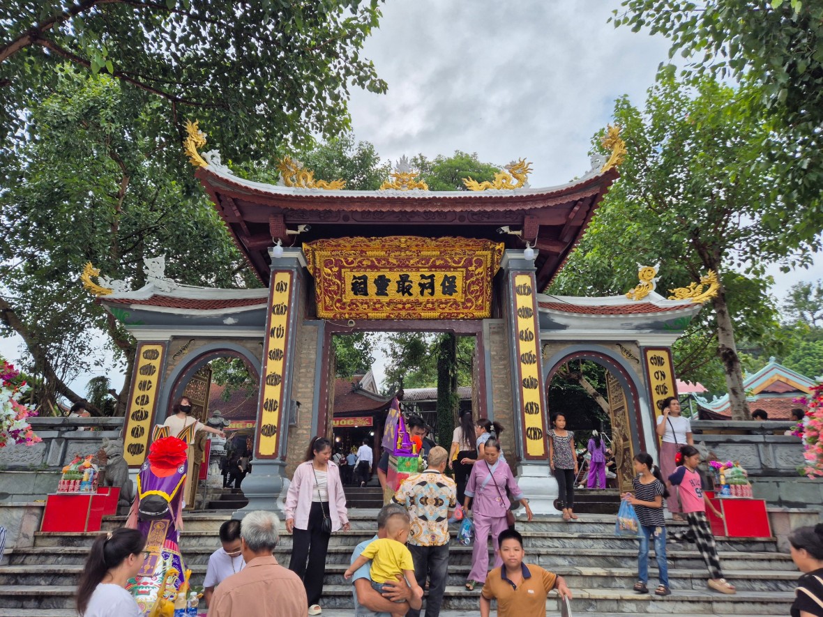 Người dân nườm nượp đến đền Quan Hoàng Bảy cầu tài lộc dịp tháng 7 Âm lịch