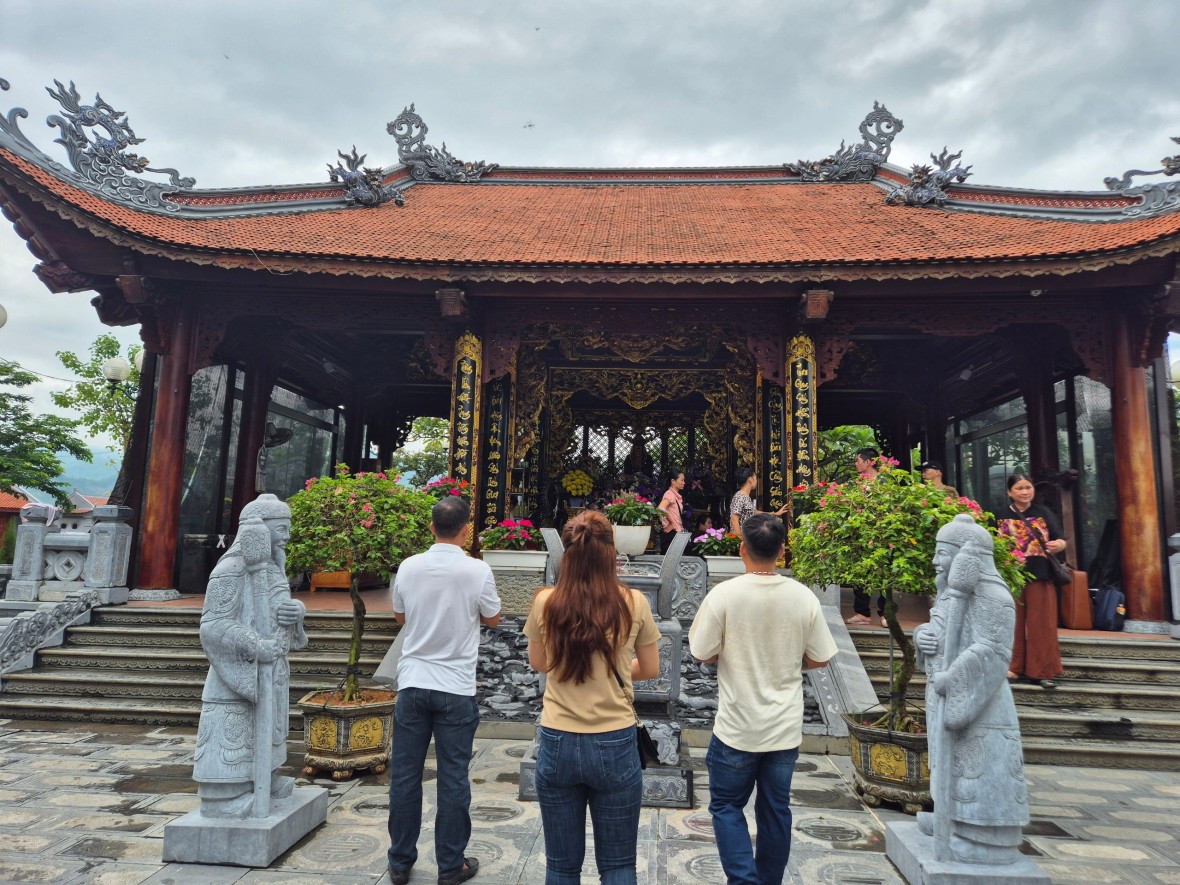 Người dân nườm nượp đến đền Quan Hoàng Bảy cầu tài lộc dịp tháng 7 Âm lịch