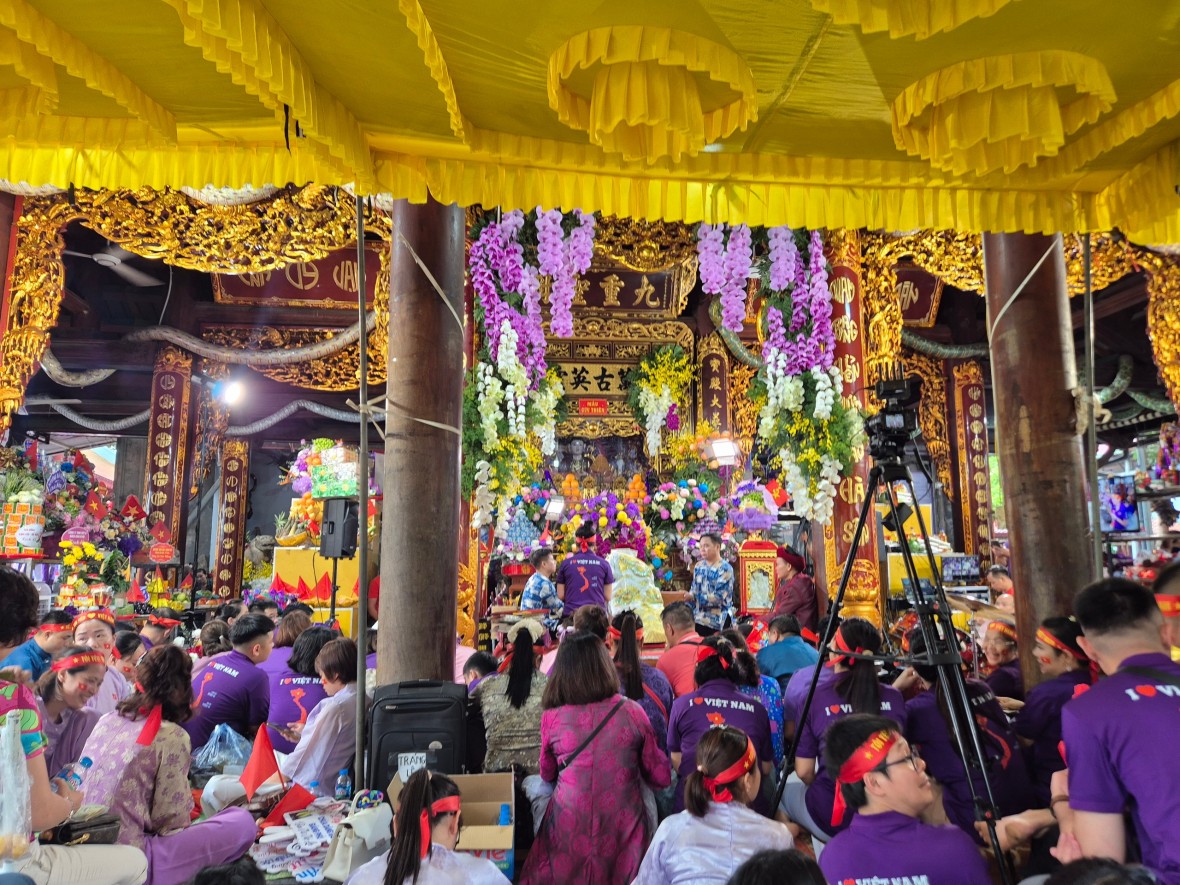 Người dân nườm nượp đến đền Quan Hoàng Bảy cầu tài lộc dịp tháng 7 Âm lịch