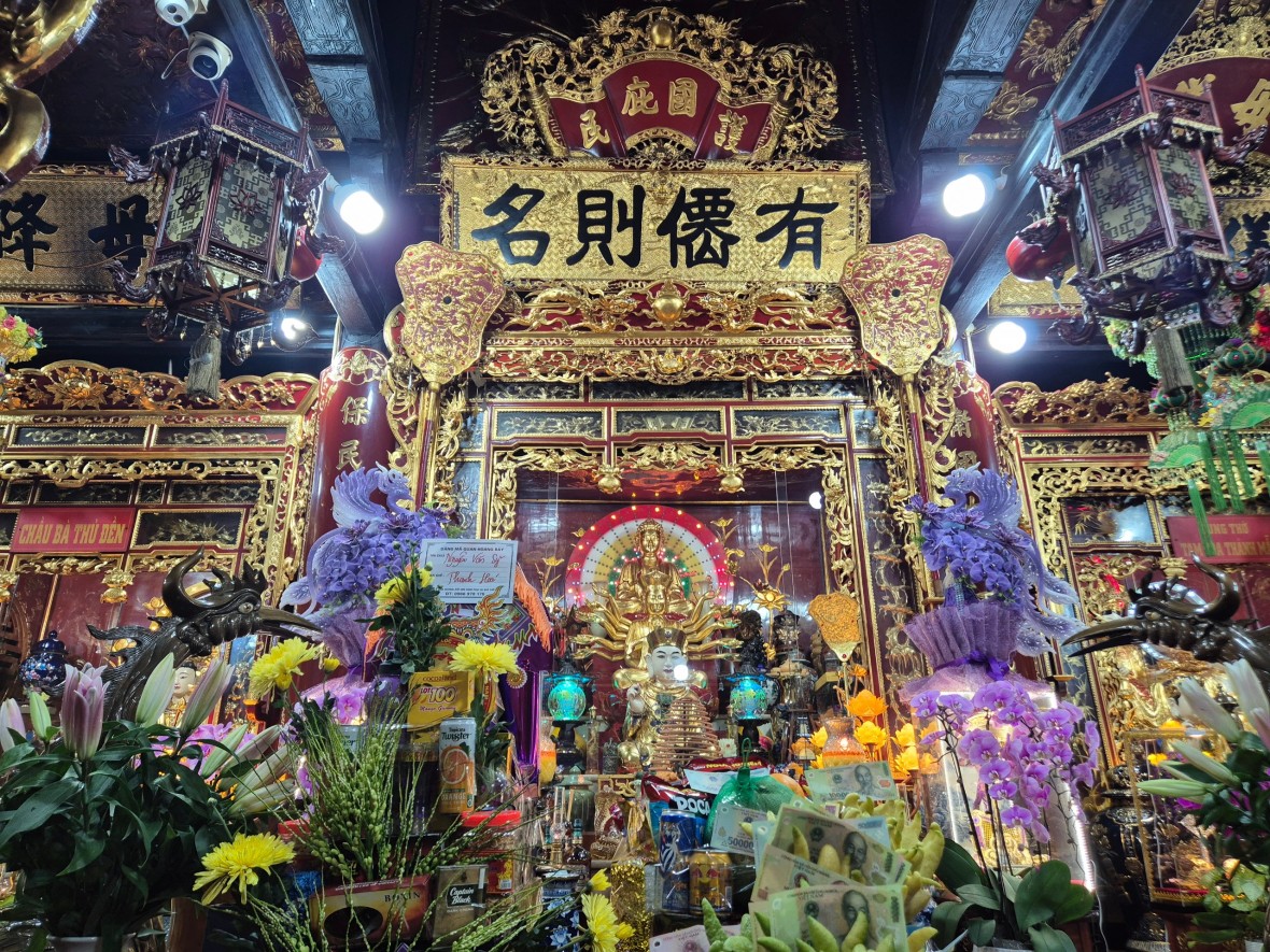 Bất chấp trời mưa, người dân nườm nượp đến đền Quan Hoàng Bảy (Lào Cai) cầu tài lộc dịp tháng 7 Âm lịch