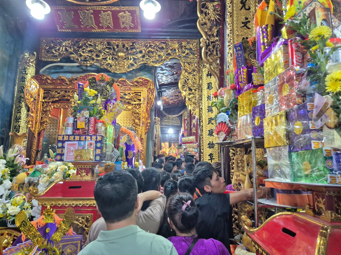 Người dân nườm nượp đến đền Quan Hoàng Bảy cầu tài lộc dịp tháng 7 Âm lịch