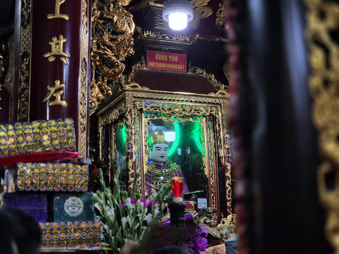 Người dân nườm nượp đến đền Quan Hoàng Bảy cầu tài lộc dịp tháng 7 Âm lịch