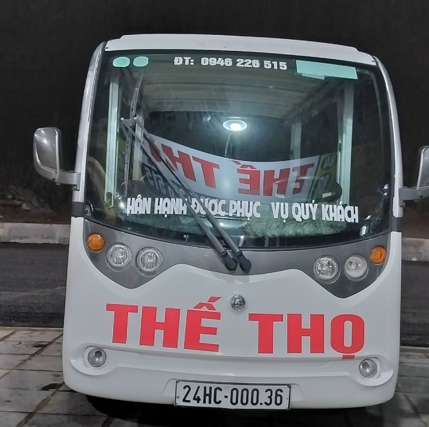 Để thuận tiện cho du khách cho việc ra vào đền, năm nay gia đình anh đã đầu tư 2 chiếc xe điện để phục vụ du khách đi theo đoàn vào đền hành lễ được thuận tiện.