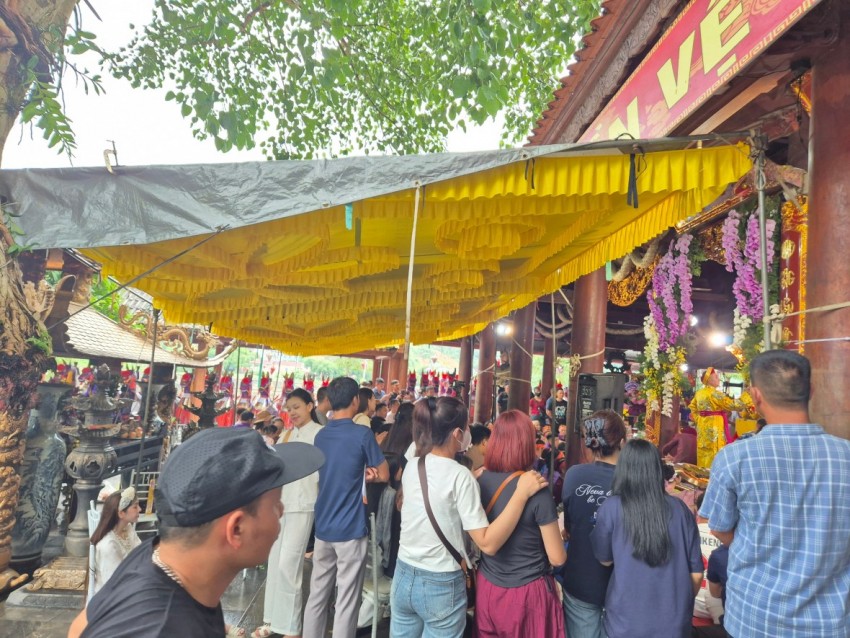 Nhiều người dân đi theo đoàn tổ chức hầu đồng tại đền thu hút đông đảo người dân và du khách.