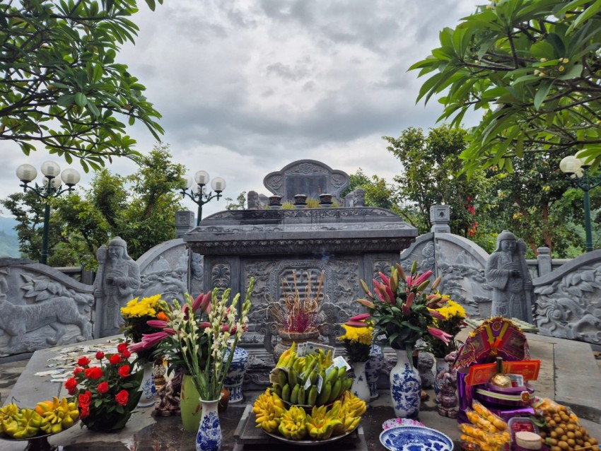 Sau khi dâng lễ ở chính điện rất đông du khách đã lên tận phần mộ của ông Hoàng Bảy để dâng lễ, xin lộc, cầu tài.