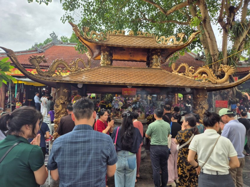 Đông đảo người dân và du khách chiêm bái Thần Vệ quốc Hoàng Bảy tại đền Bảo Hà.