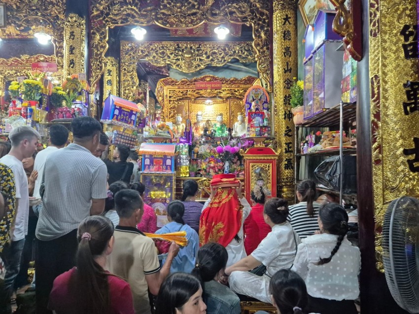 Người dân và du khách chuẩn bị các lễ ngọt và lễ mặn để dâng hương, dâng lễ quan Hoàng Bảy