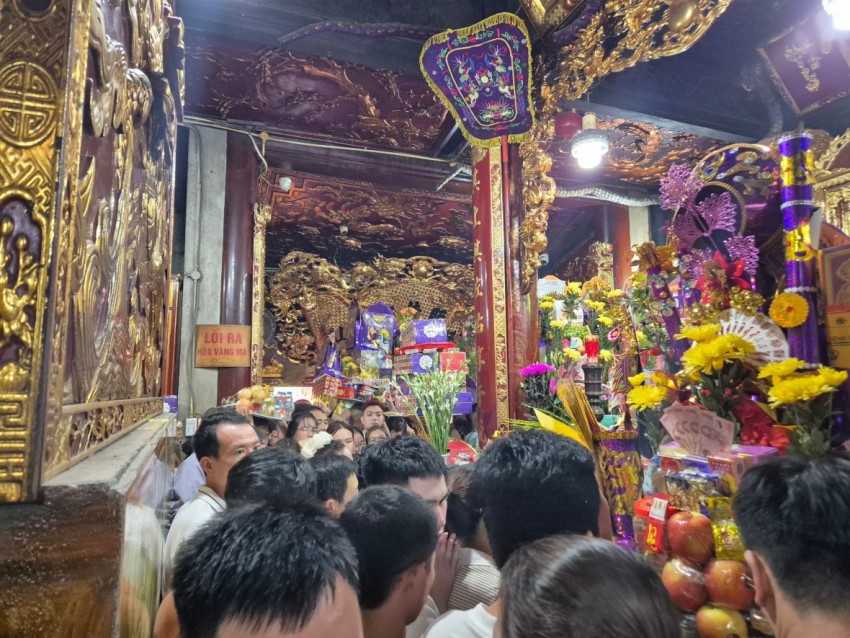 Đông đảo người dân chen lấn nhau đến đền Bảo Hà xin lộc nên đầu xuân 2025 đã quay trở lại lễ tạ.