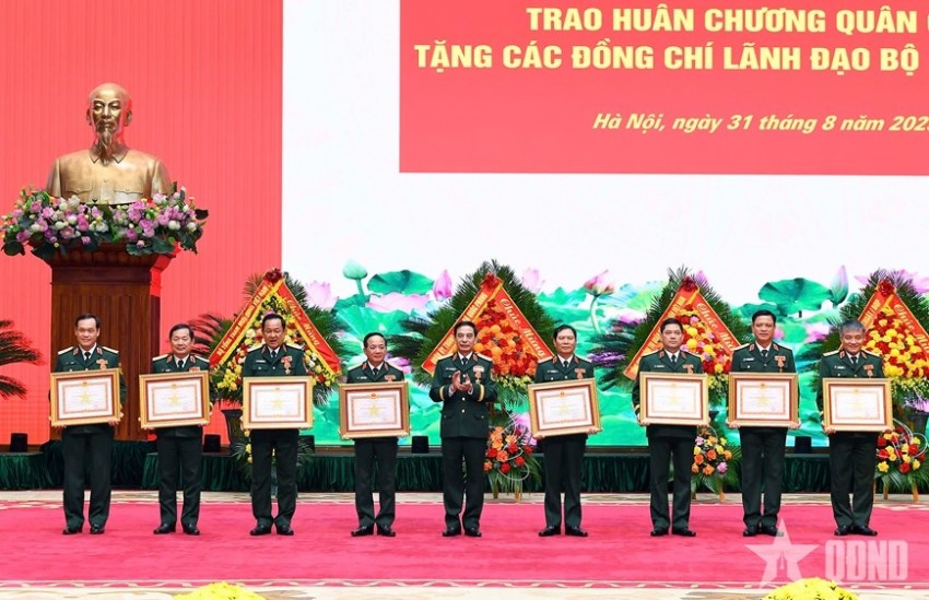 Các đồng chí lãnh đạo Bộ Quốc phòng được tặng thưởng Huân chương Quân công hạng Nhất và hạng Nhì - Ảnh: QĐND