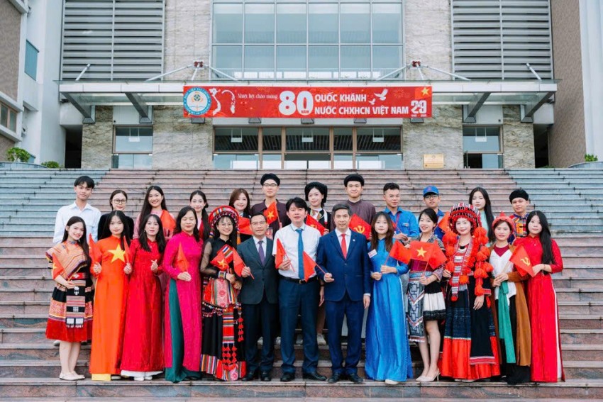 Hàng loạt trường đại học tặng mỗi sinh viên 100.000 đồng dịp Quốc khánh 2/9 Hàng loạt trường đại học tặng mỗi sinh viên 100.000 đồng dịp Quốc khánh 2/9