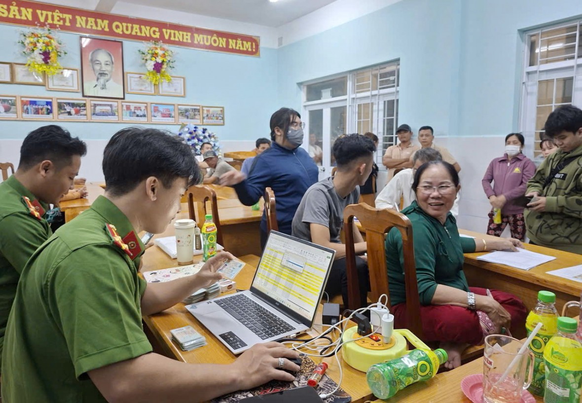 Công an cơ sở Cà Mau chung sức mang quà Tết Độc lập đến tận tay từng người dân