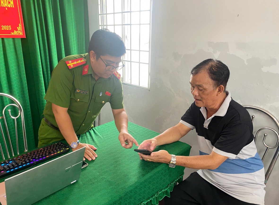 Công an cơ sở Cà Mau chung sức mang quà Tết Độc lập đến tận tay từng người dân