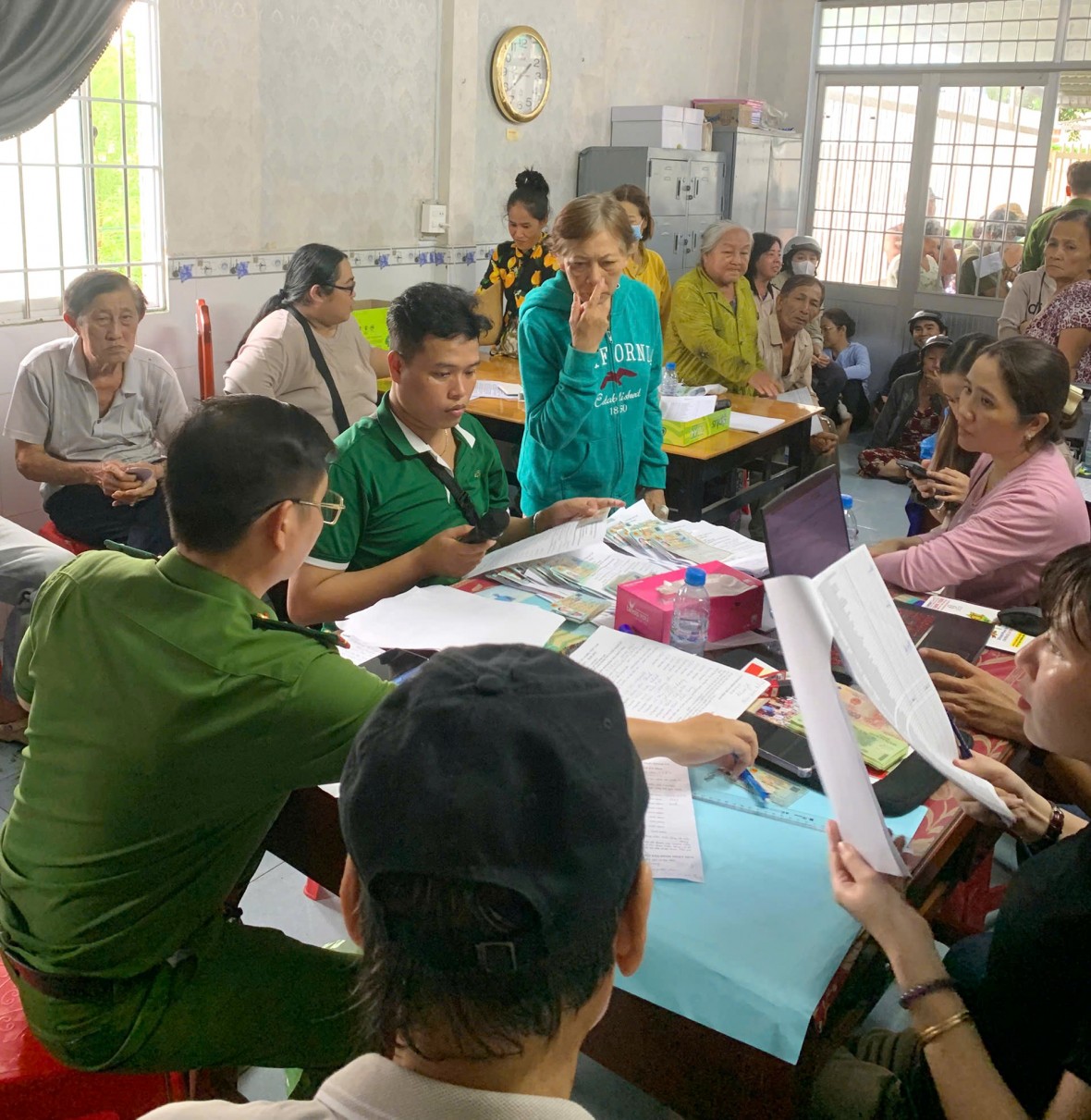 Công an cơ sở Cà Mau chung sức mang quà Tết Độc lập đến tận tay từng người dân