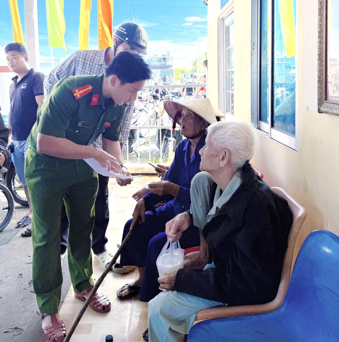 Công an cơ sở Cà Mau chung sức mang quà Tết Độc lập đến tận tay từng người dân