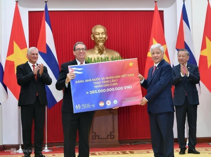 Tổng Bí thư Tô Lâm và Bí thư thứ nhất, Chủ tịch Cuba Miguel Diaz-Canel Bermudez chứng kiến lễ trao tặng lần 1 nhân dân Cuba số tiền 385 tỷ đồng. Ảnh: Giang Huy