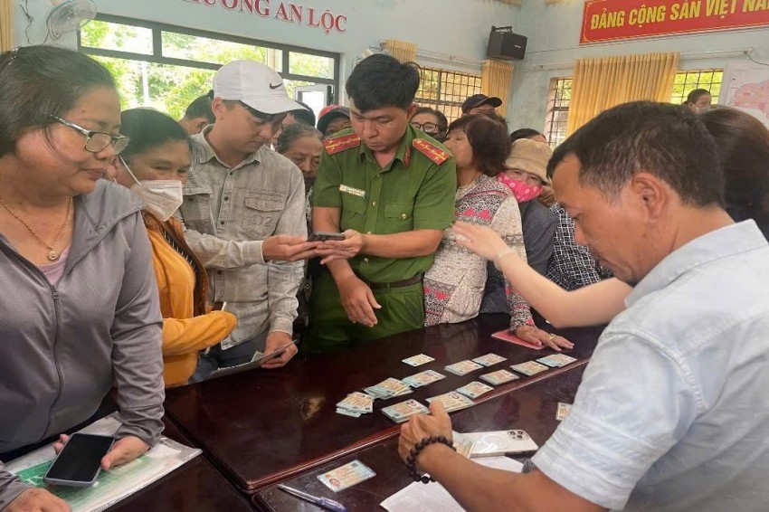 Công an Đồng Nai gõ cửa từng nhà để trao quà Tết cho bà con