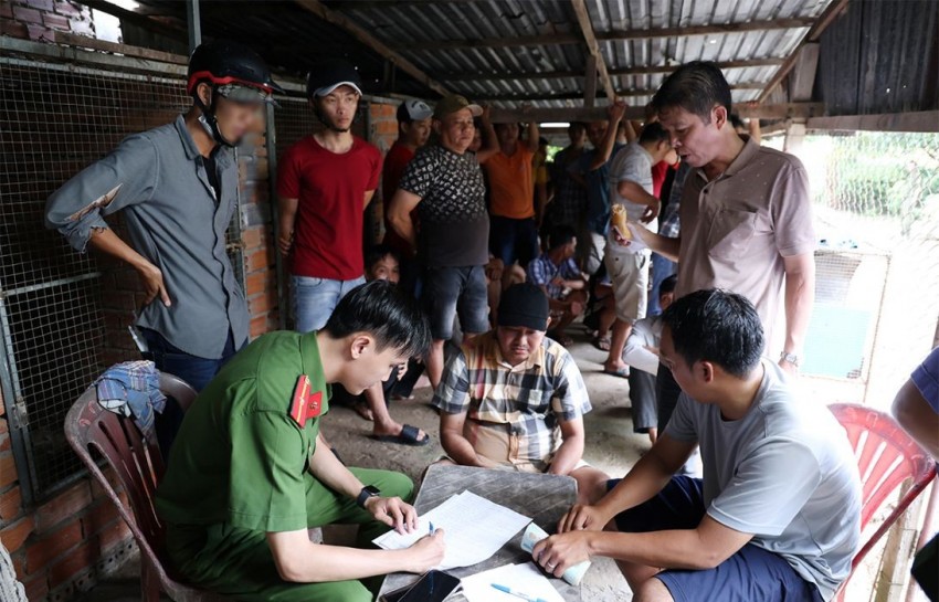 Cơ quan Công an lập biên bản tại hiện trường sòng bạc.