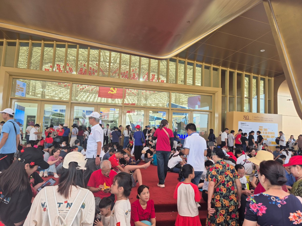 Trước ngày diễu binh, diễu hành, Trung tâm triển lãm Quốc gia ken đặc người đến tham quan