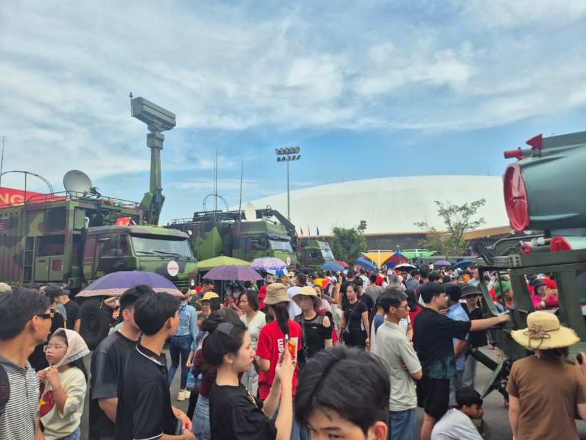 Trước ngày diễu binh, diễu hành, Trung tâm triển lãm Quốc gia ken đặc người đến tham quan