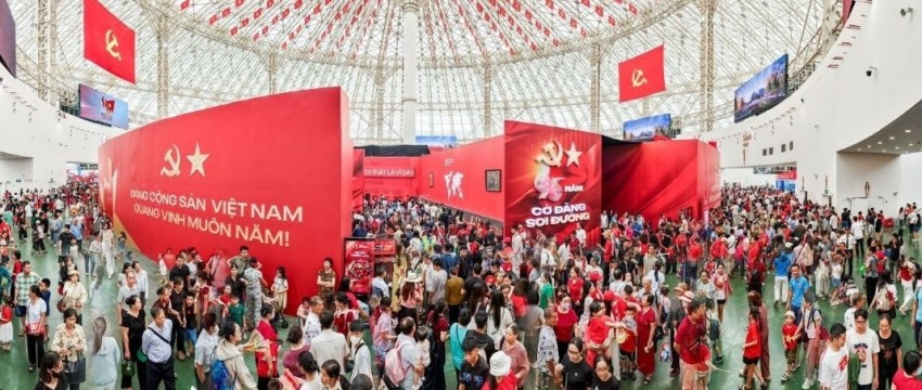 Người dân từ khắp các tỉnh thành đổ về Trung tâm triển lãm Quốc gia trong ngày 1/9.