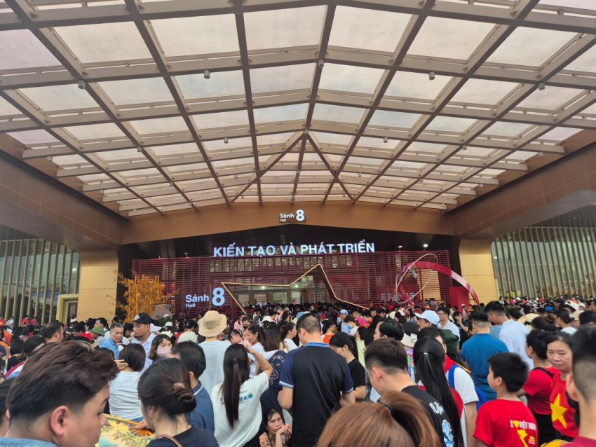 Hầu hết 8 cửa ra vào bên trong khu triển lãm Quốc gia đều được nêm chặt người.