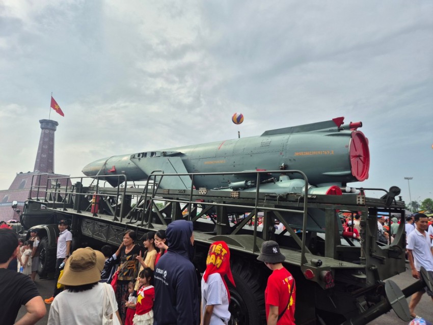 Trước ngày diễu binh, diễu hành, Trung tâm triển lãm Quốc gia ken đặc người đến tham quan