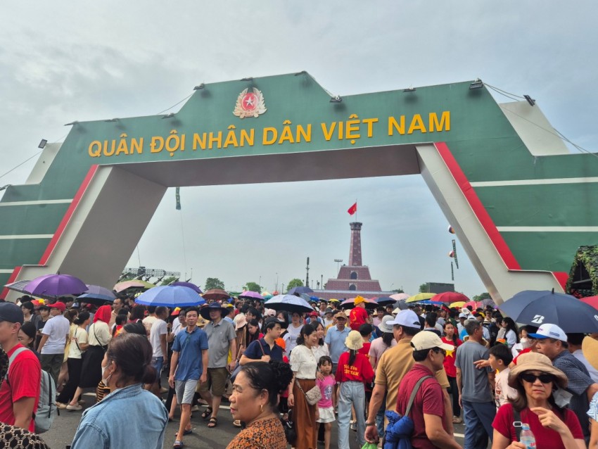 Khu vực trung bày của Quân đội nhân dân Việt Nam lúc nào cũng trong tình trạng nêm chặt người.