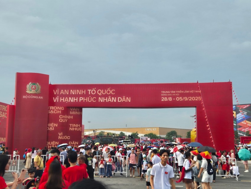 Ngay từ sáng sớm ngày mùng 1/9 Trung tâm triển lãm Quốc gia ken đặc người về tham quan.