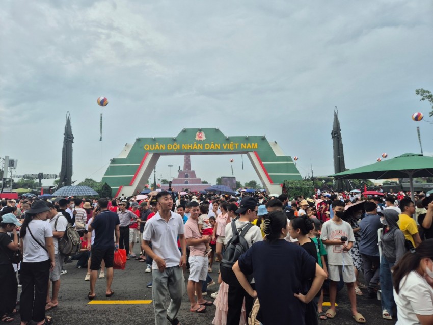 Khu vực trung bày của Quân đội nhân dân Việt Nam đông nghịt người đến tham quan.