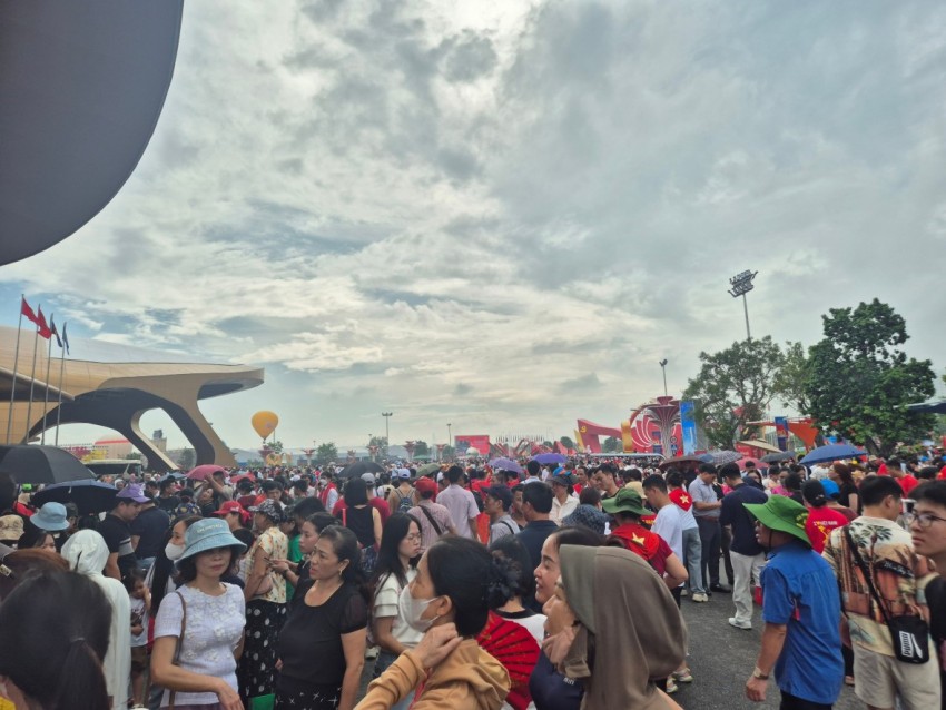 Trước ngày diễu binh, diễu hành, Trung tâm triển lãm Quốc gia ken đặc người đến tham quan