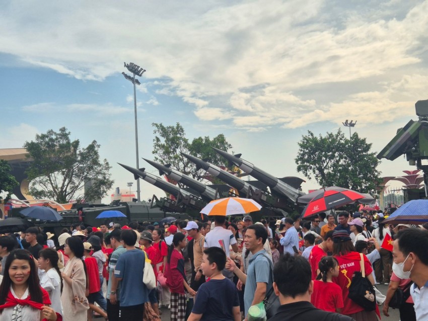 Trước ngày diễu binh, diễu hành, Trung tâm triển lãm Quốc gia ken đặc người đến tham quan